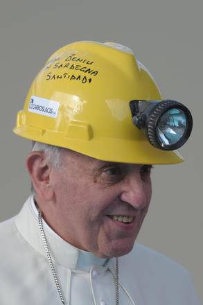 Papa Francesco e i cappelli strani
