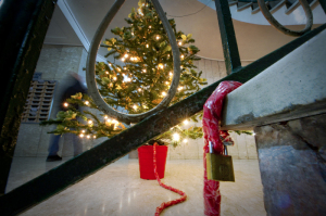 Natale: in palazzi Napoli lucchetti anti furto per l'Albero