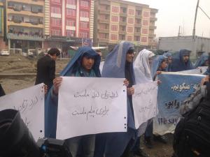 uomini afghani manifestano a favore dell'abolizione del burka per le donne talebane
