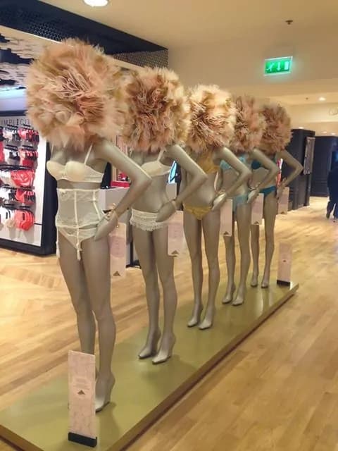 Sfilano in lingerie alle “Galeries Lafayette”: è scandalo!