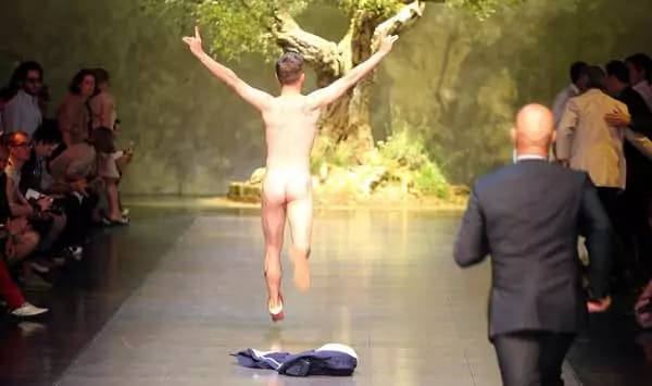 Corre nudo sulla passerella dopo la sfilata di D&G (FOTO)