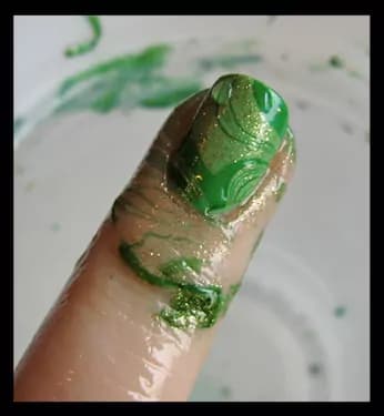 Water marble, simpatico modo di decorare le unghie (VIDEO)