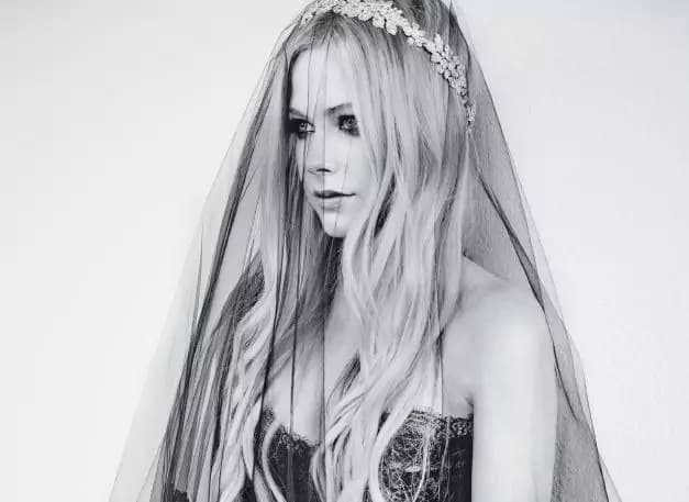 Avril Lavigne, la sposa in nero