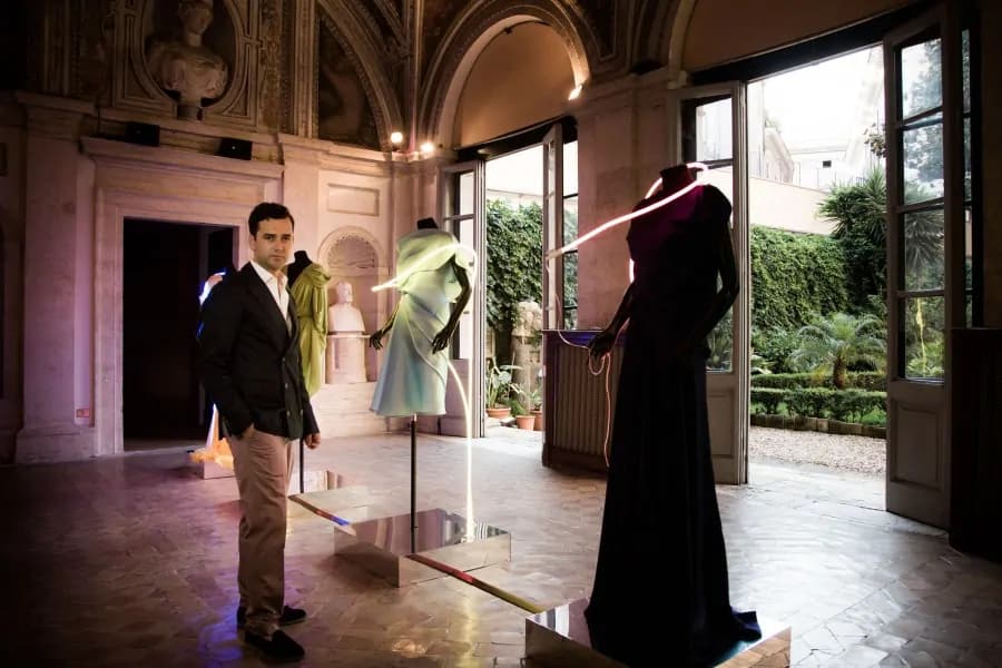 Altaroma, la neon – couture di Angelos Bratis