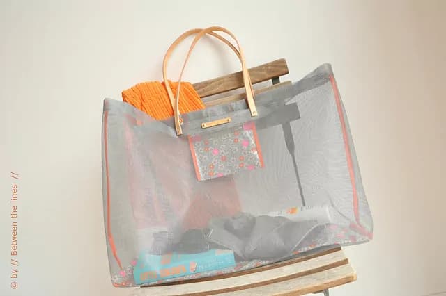 Una borsa per il mare creata con una zanzariera