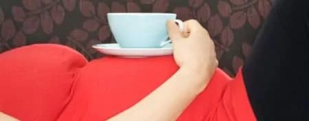 Bere troppo caffè riduce la fertilità della donna