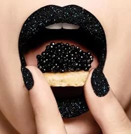 Nail art mania: effetto caviale ed effetto piumato al primo posto