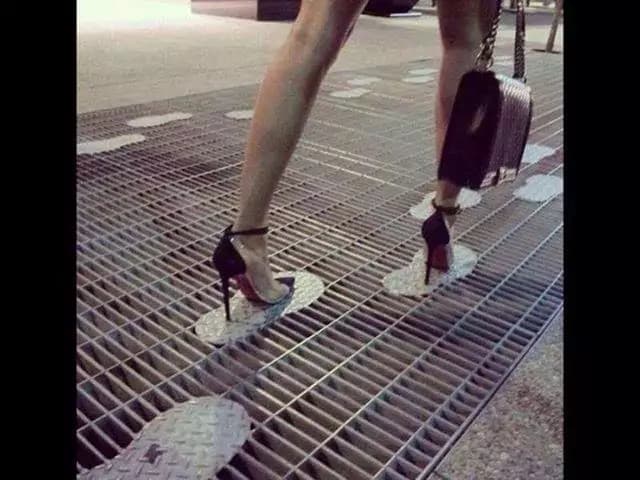 Ecco come camminare con i tacchi anche sui tombini