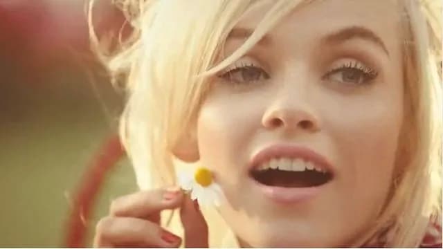 Cheap and Chic Moschino, la nuova fragranza Chic Petals