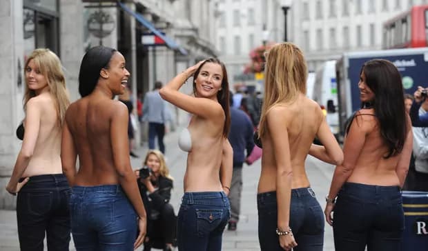 Corteo di ragazze sfila in Regent Street col reggiseno invisibile