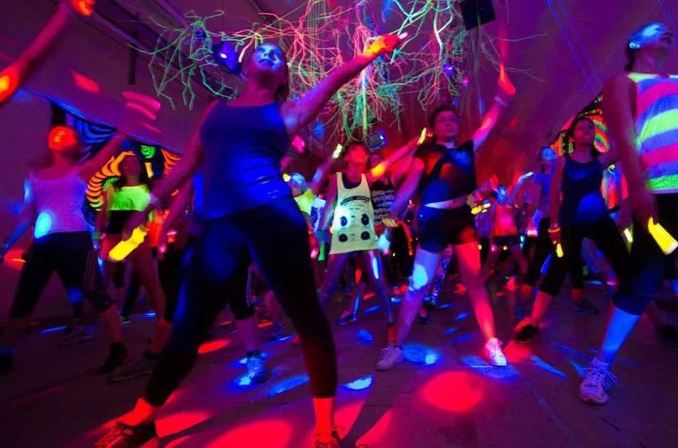 Allenarsi ballando: i rave party dei Fitness Freak