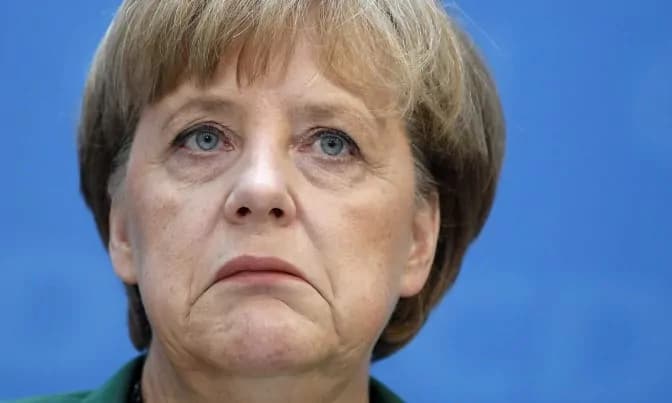 Karl Lagerfeld stronca il look della Merkel, “dovrebbe farsi fare qualcosa su misura che si adatti alle sue proporzioni”