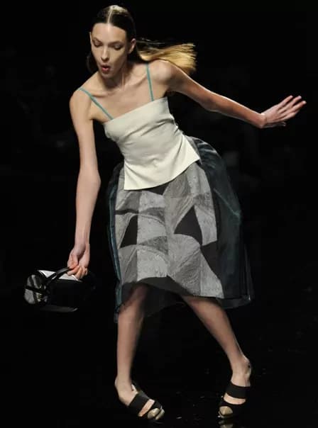 Caduta di stile: anche le modelle scivolano