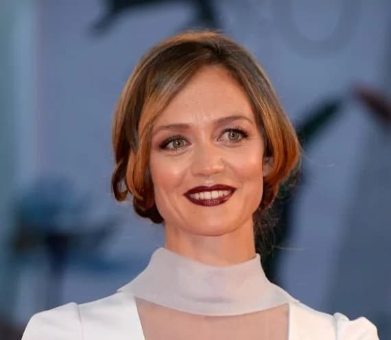 L’eleganza della trasparenza: Francesca Cavallin incanta alla Mostra del cinema di Venezia (FOTO)