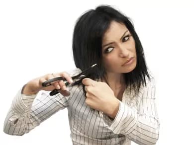 Come tagliare i capelli da sole con un elastico