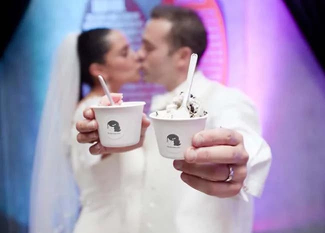 Basta torta nuziale, gli sposi offrono il gelato
