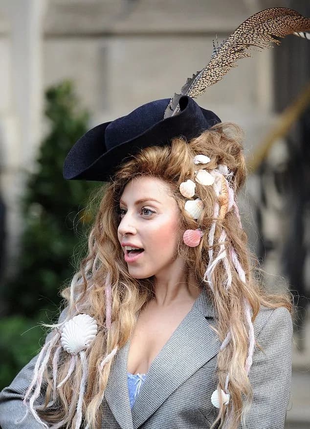 Lady Gaga in versione Cappellaio Matto, ma in tailleur (FOTO)