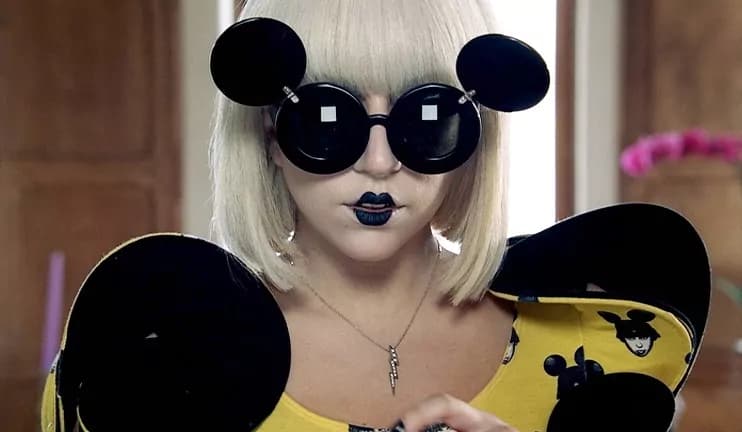 LADY GAGA, unica come i suoi occhiali da sole
