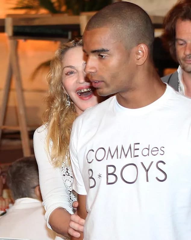 Madonna mostra un sorriso di diamanti