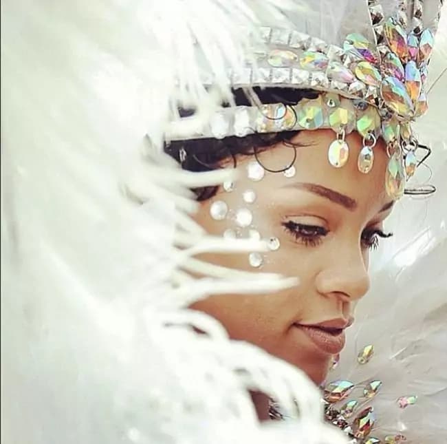 Rihanna indossa un costume “angelico” per il suo amore