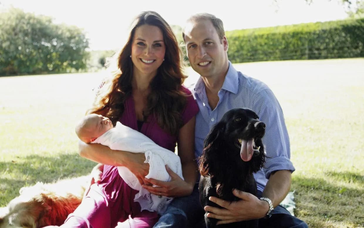 La prima foto ufficiale del Royal Baby fa fare sold out al vestito di Kate