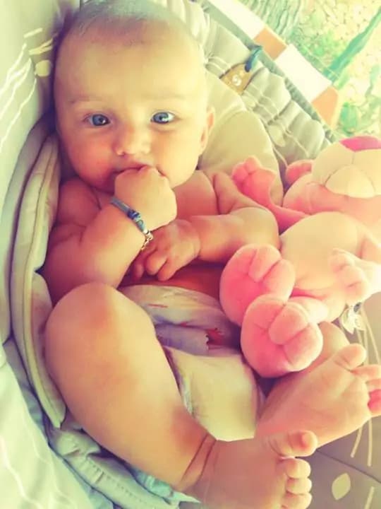 Santiago, figlio di Belen e Stefano: un bimbo senza privacy