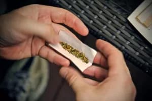 Fumava otto canne di marijuana al giorno per seguire una dieta su internet