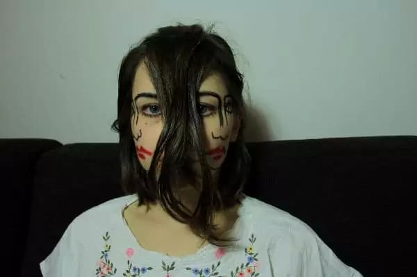 DUE FACCE, l’artista che sdoppia in due (o tre) il suo viso (FOTO)