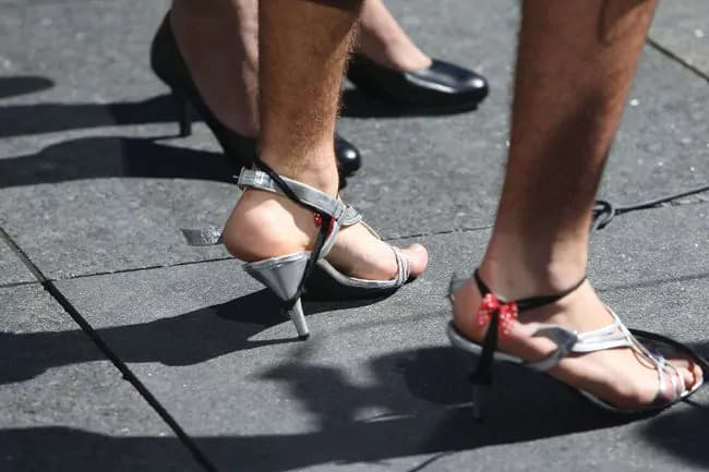 Un giorno nelle nostre scarpe: uomini sui tacchi contro la violenza domestica (FOTO)