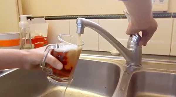 Ragazzo neozelandese torna a casa, apre il rubinetto… E ne esce birra!! (VIDEO)
