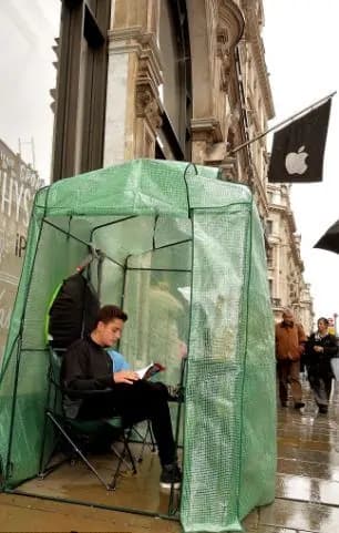 I fan dell’iPhone in fila già da 3 giorni per l’iPhone 5S in vendita da venerdì