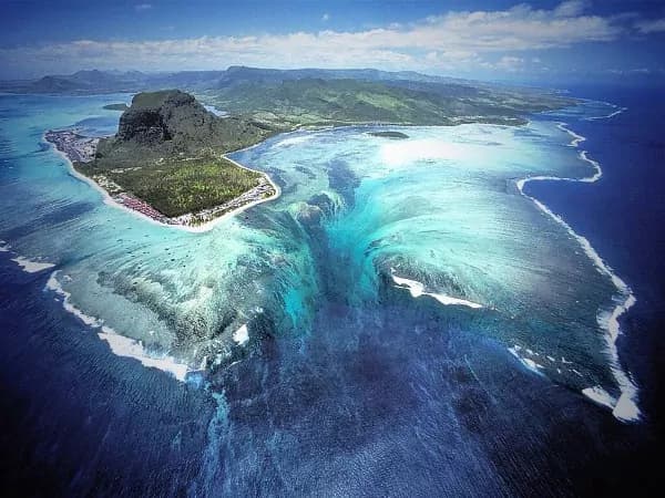 Le meraviglie della natura: l’illusione di una cascata sottomarina (FOTO)