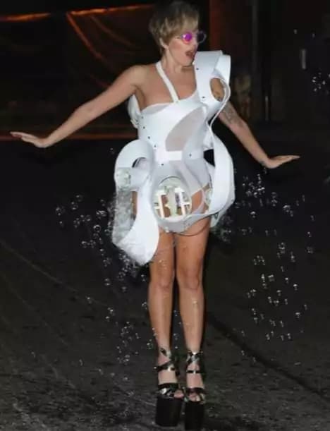 Lady Gaga all’iTunes Festival indossa un abito… Che fa le bolle di sapone!!