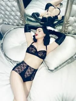 Dita Von Teese incantatrice presenta la collezione Witchery
