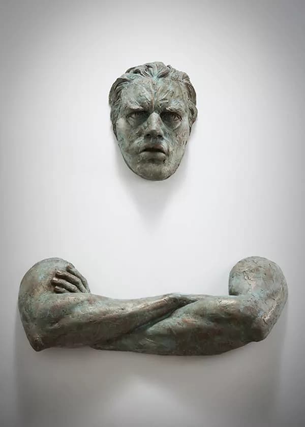 Le sculture di bronzo di Matteo Pugliese escono dai muri