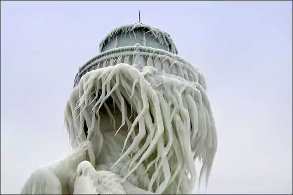 Le spettacolari sculture di ghiaccio create da vento ed acqua (FOTO)