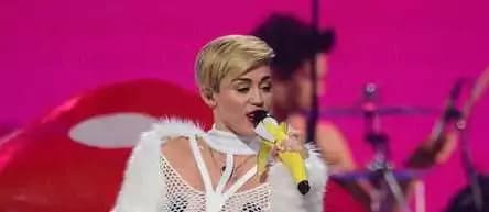 L’outfit scandaloso di Miley Cyrus a Las Vegas (FOTO)