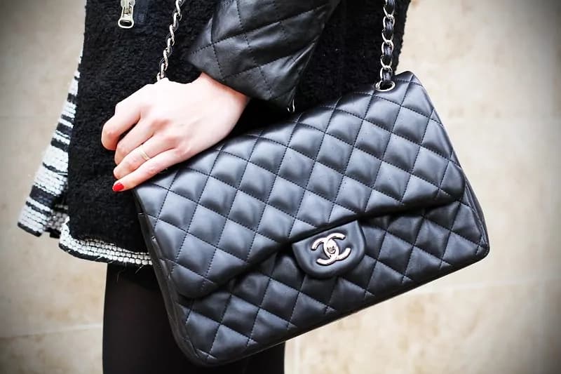 Borsa Chanel rubata dentro una boutique di Milano