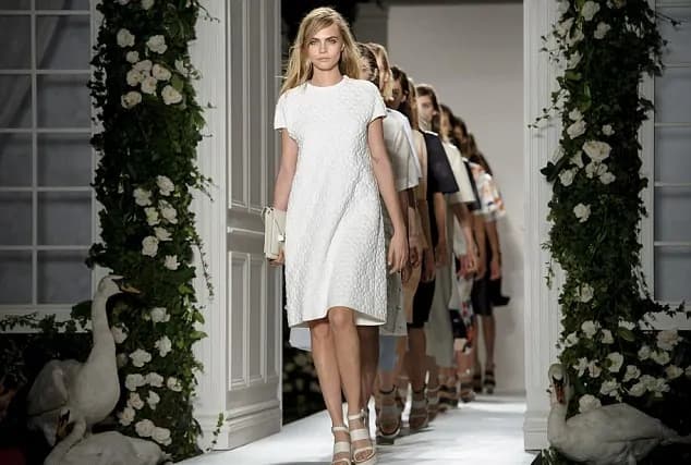 London Fashion Week: MULBERRY sfoggia Cara Delevingne (FOTO e VIDEO)