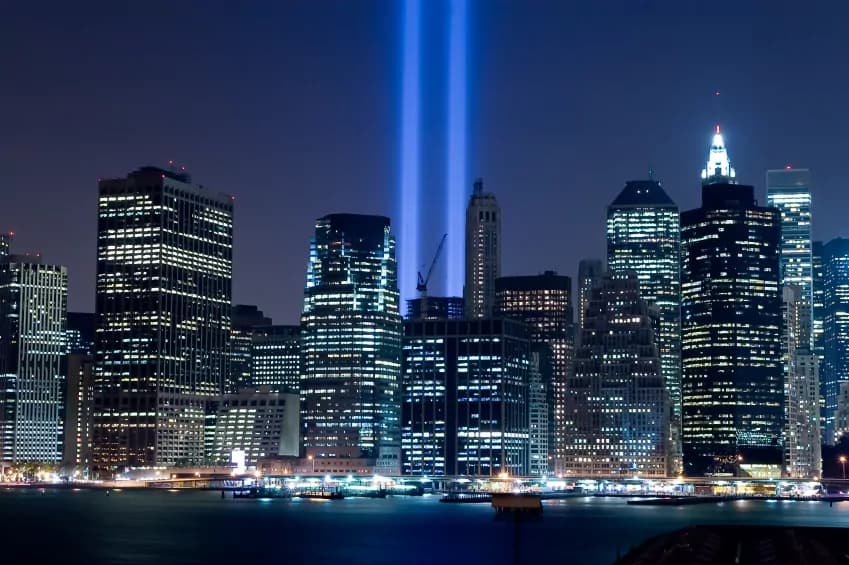 New York, le torri gemelle di luce per ricordare l’11 settembre (FOTO)