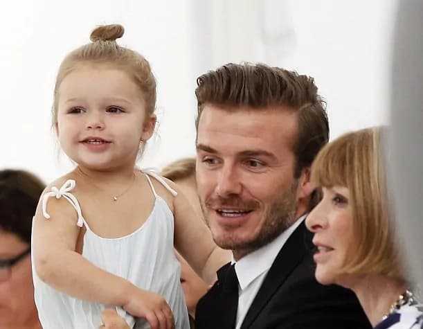 Harper Beckham ruba la scena alla sfilata della madre Victoria (FOTO e VIDEO)