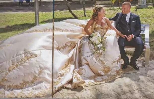 Matrimonio come in una fiaba: la sposa arriva in carrozza come una principessa