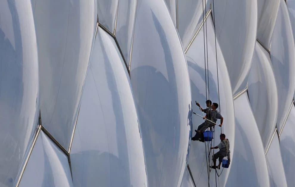 Lavavetri del Water Cube di Pechino appesi a un filo