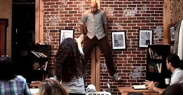 Donna terrorizza i clienti di un coffee shop col potere della sua mente [VIDEO]
