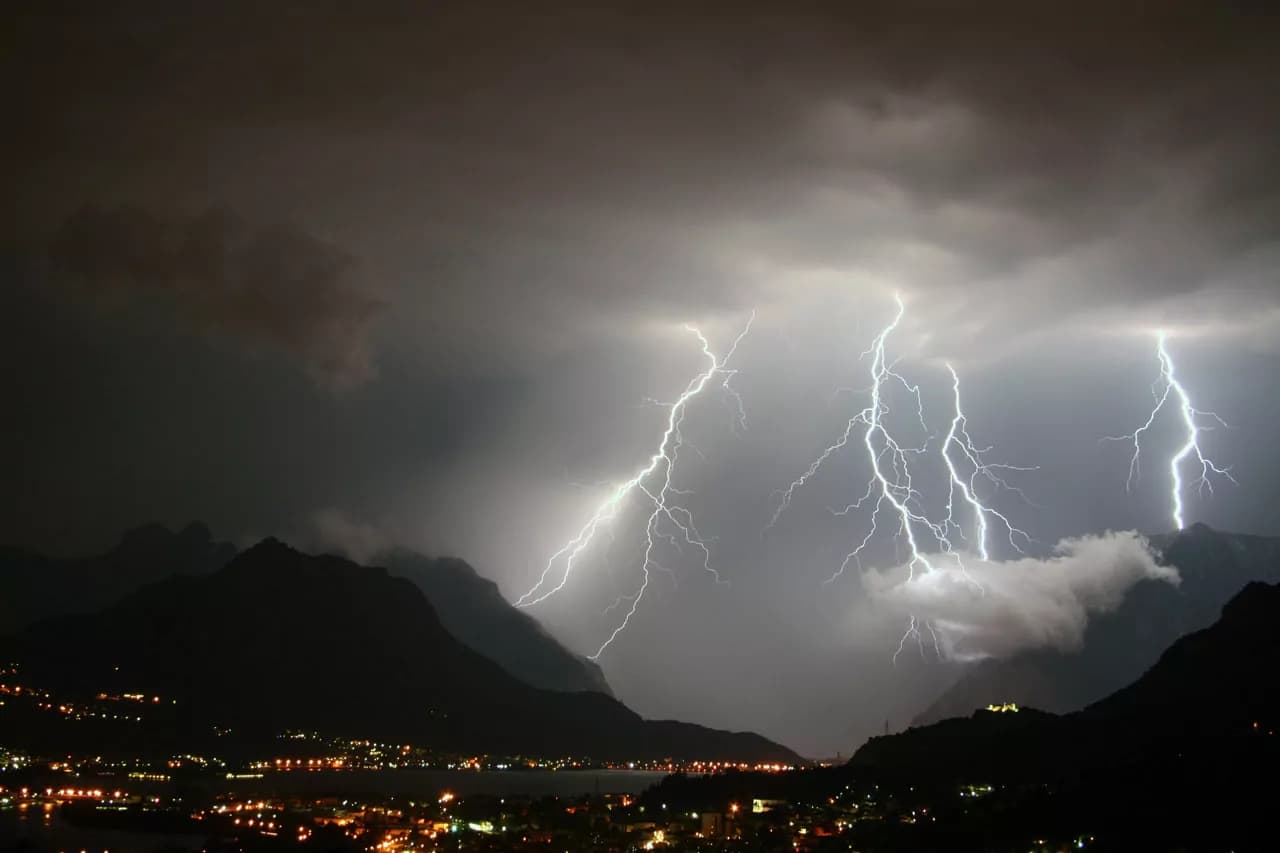 Piacenza, bimbo colpito da fulmine, salvo