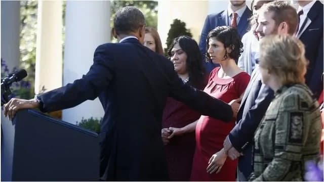 Incinta, sta per svenire, presa al volo dal Presidente Obama [VIDEO]
