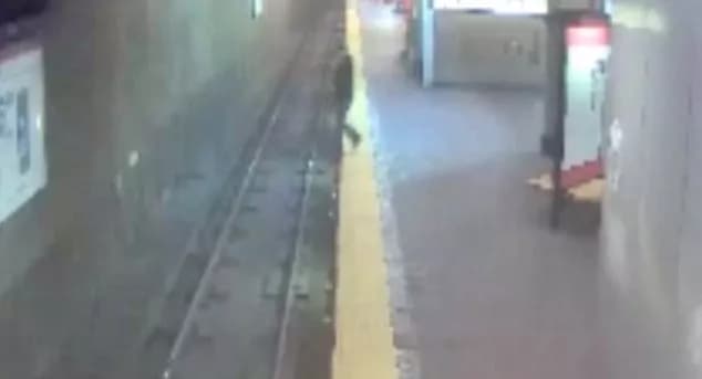 Sonnambula si addormenta su una panchina della stazione, cammina e cade sulle rotaie [VIDEO]