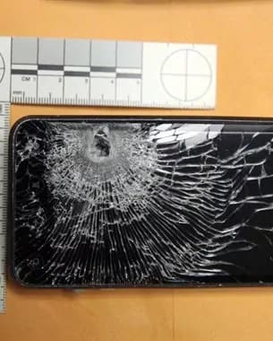 Gli sparano al cuore, lo smartphone devia il proiettile e gli salva la vita