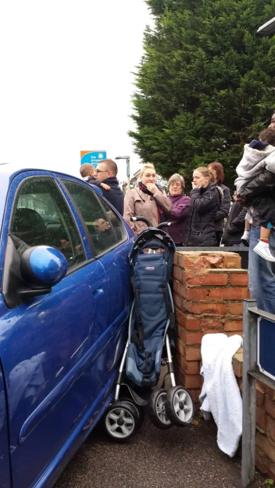 Auto schiaccia contro un muro passeggino, il bambino salvo per miracolo [FOTO]