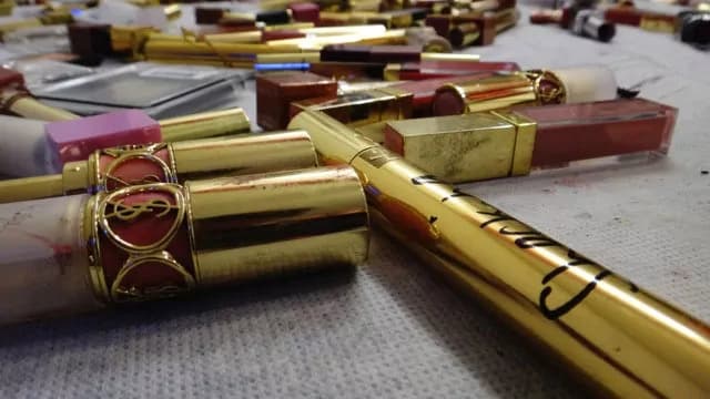 Dipingere coi rossetti YSL, le opere di Andrea Tarella [FOTO]